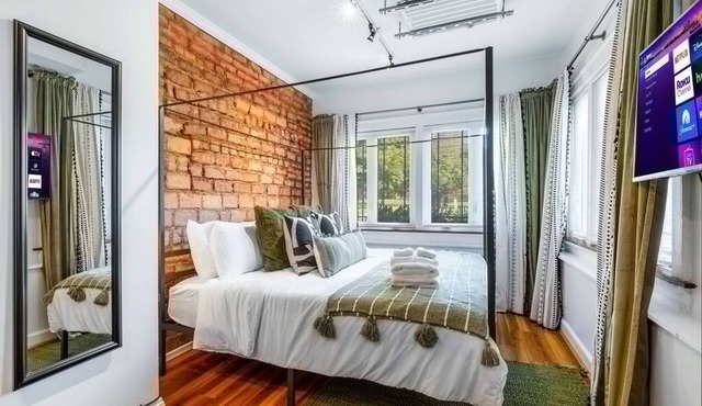 MC Loft at the Pillars-2bd 1bath University Cir