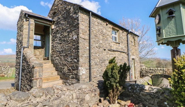 MEADOWS EDGE, pet friendly, character holiday cottage in Holwick