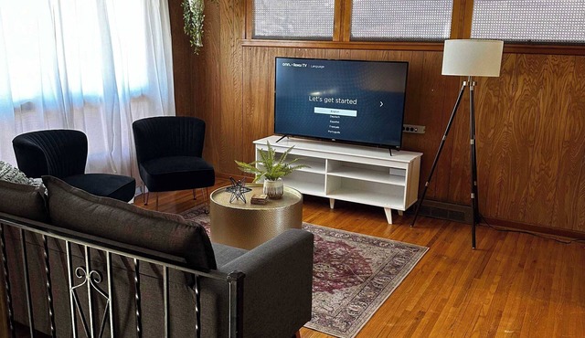 Mid-Century Modern 4BR WIF SmrtTV, Coffee Patio