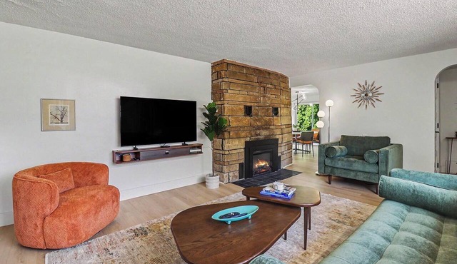 Mid-Century Modern Pet-Friendly Home near Beach