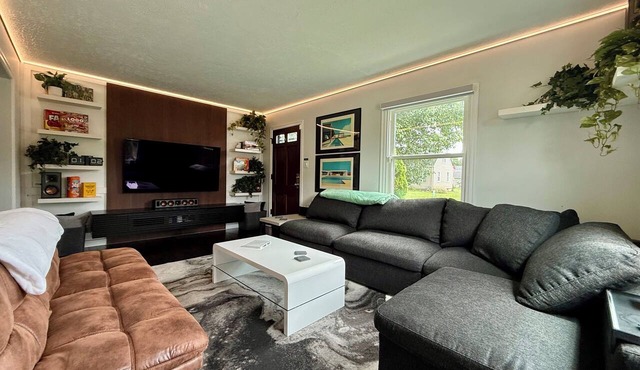 Mid-Century Modern Getaway minutes from Downtown Louisville