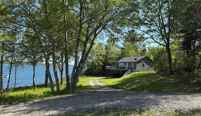 Midcoast Maine beauty, enjoy waterfront 2-bedroom cottage on Muscongus bay.