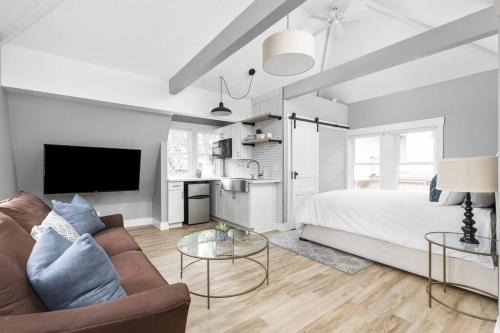 Midtown Modern Carriage Home Near Top Attractions Family Friendly