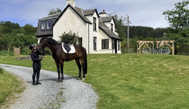 Milton of Tullypowrie Cottage - a cottage that sleeps 8 guests in 4 bedrooms