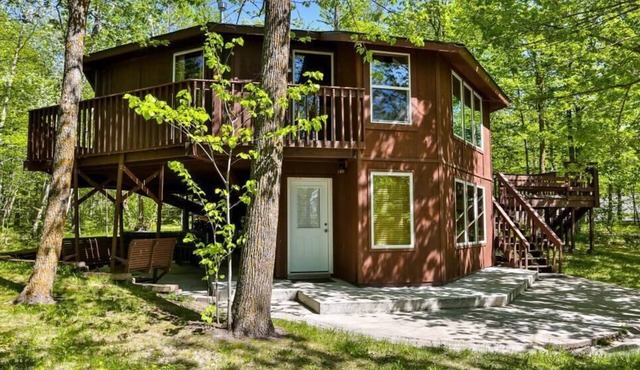 Minnesota Octagon Treehouse - Private Jacuzzi & Forest Views