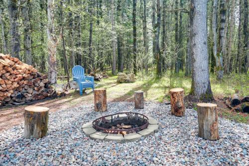 Mins to Woodruff Lakes: Pet-Friendly Cabin!