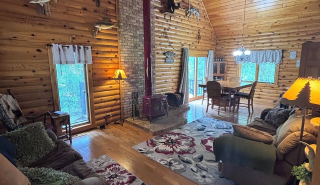 Minutes from Lake of The Woods, on Rainy River beautiful year round home!
