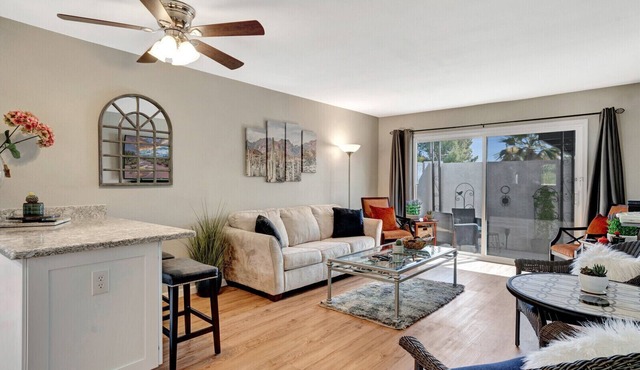 Minutes from Old Town, renovated & private single story, pool outside the door.