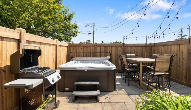 Minutes to Brighton Beach, Mayfair Home