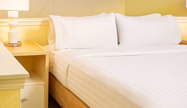 Minutes to Downtown Cleveland! Budget-friendly Accommodation W/FREE Parking!