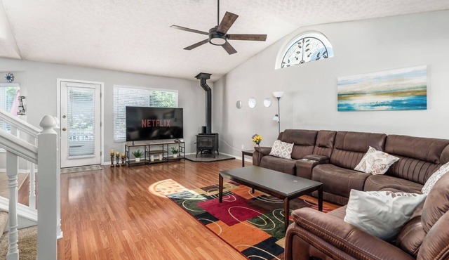 Minutes to Polaris Mall, Cozy 3bd Home, Large Backyard w/Games
