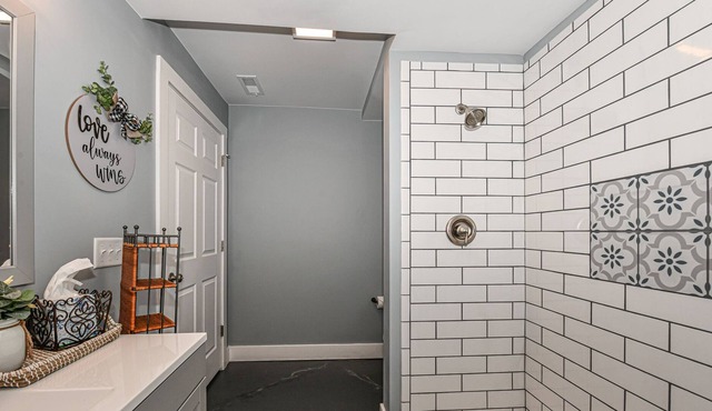 Minutes to Private Pier, Launch, Beach and Park. 2/1 bed with large lot