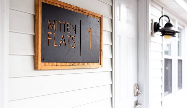 Mitten Flats #1 - 1 Block to the beach! Hot Tub