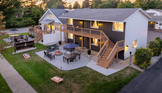 Mitten Flats #4 - 1 Block to the beach! Hot tub!