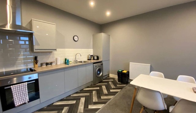Modern 1 bed apartment on edge of city centre (1)