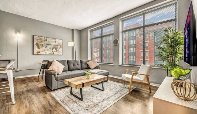 Modern 1B in Heart of Downtown Pool & Spa Gym