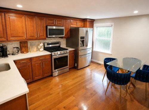 Modern 2 Bed 2 Bath Walk to Beach and Train 15 min Airport