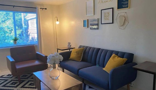 Modern 2 Bedroom Apartment Close to Shopping