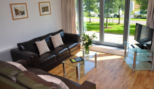 Modern 2 Bedroom Apartment with FREE Underground parking and Wi-Fi