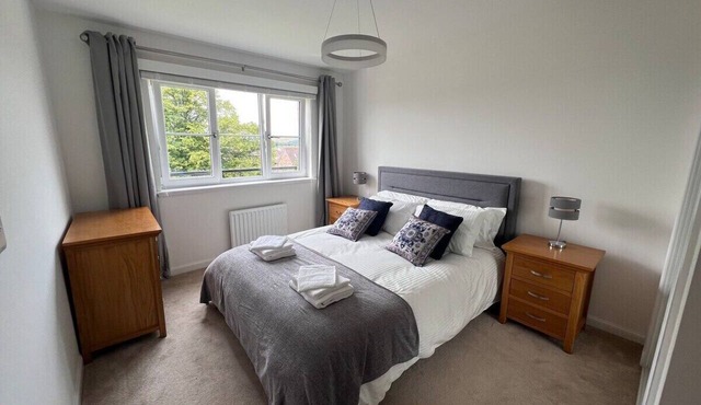 Modern 2 Bedroom Flat in Quiet Village w/Ensuite