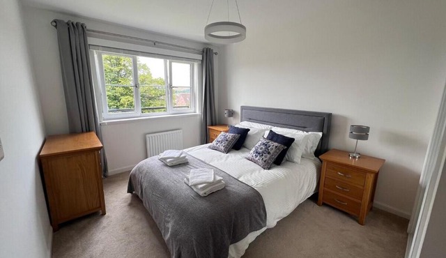 Modern 2 Bedroom Flat in Quiet Village w/Ensuite