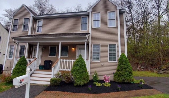 Modern 2 Bedroom Townhouse Near Worcester Hospitals & Medical School