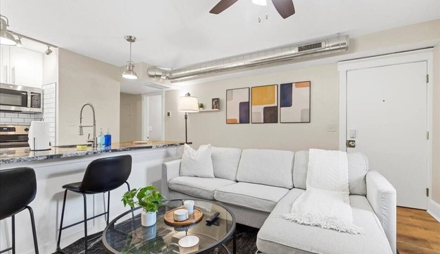 Modern 2BR Apartment Near Downtown & Shopping