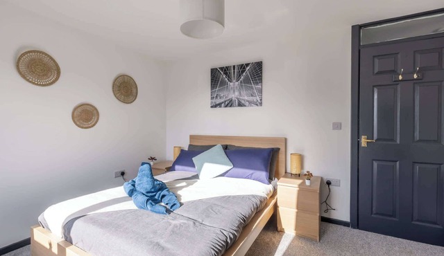 Modern 3 Bed House-Free Parking-by Holiday Homes