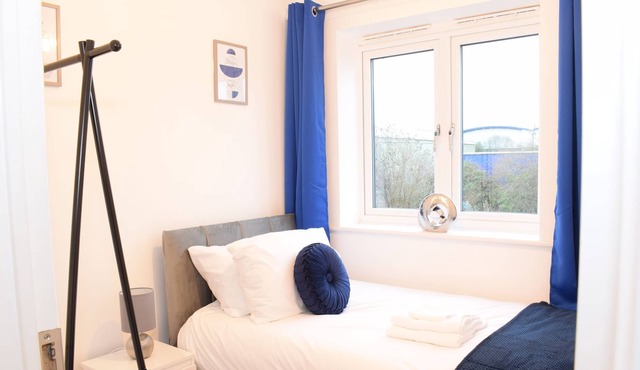 Modern 3 Bed House w/ Parking