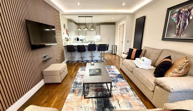 Modern 3 Bedroom Apartment, West End