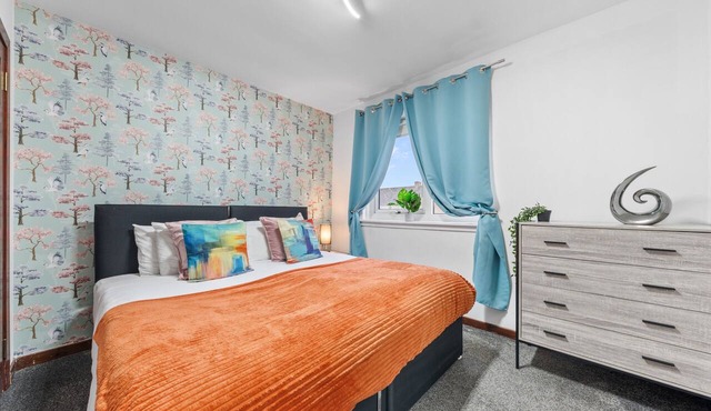 Modern 3 bedroom house with private parking, modern kitchen and easy access around Glasgow