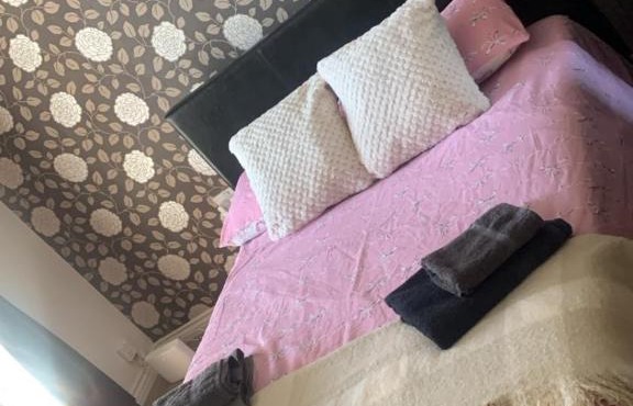 Modern 3BR House with Garden Near City Centre and free Parking