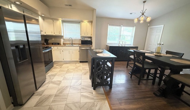 Modern 3BR house in Jeffersonville minutes from Louisville. Close to everything.