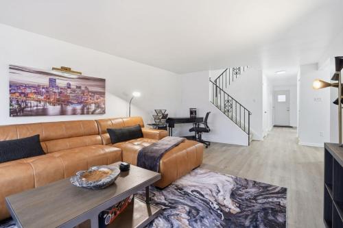 Modern 3BR Townhome in Mt. Lebanon | Garage + Easy City Access