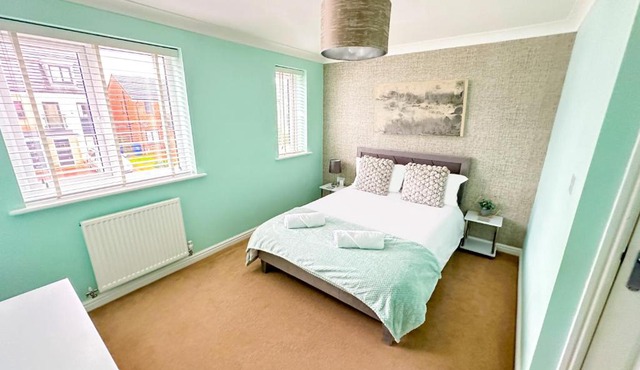 Modern 4 Beds House With FREE Parking