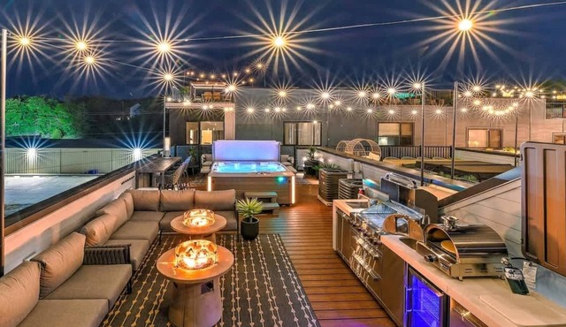 Modern 4BR Escape|Hot Tub, Sauna&Pool! Game Room! 11 beds!