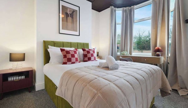 Modern 4BR with Easy Access to Town and Station