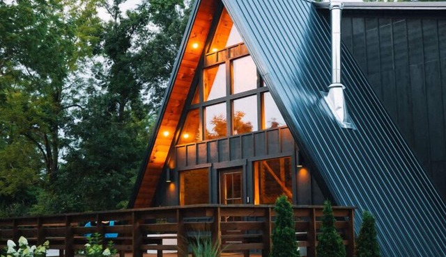 Modern A-Frame + Barrel Sauna | Hot Tub | Kid`s Fort | Private Trails