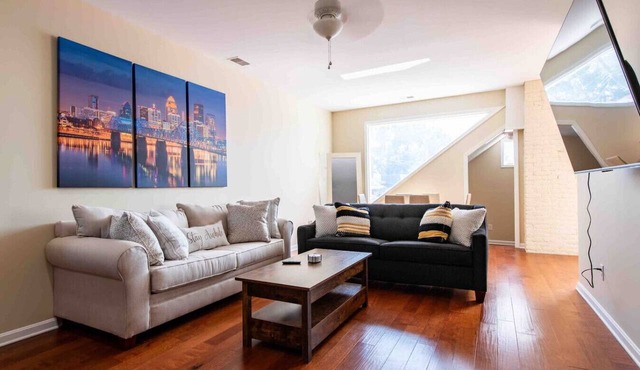 Modern Apt above Restaurant. Walkable Shops & Bars