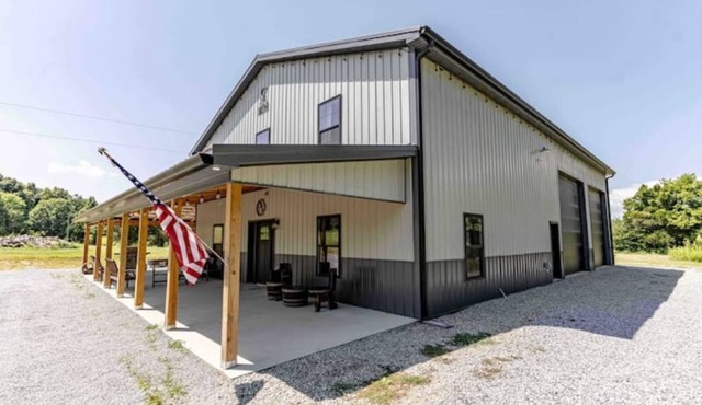 Modern Barndomanium on beautiful farm! 4 R -2.5 B