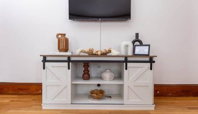 Modern Boutique Farmhouse - Walk to Town - King Bed