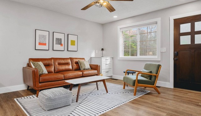 Modern Bungalow - Endless Recreation, Close to TV