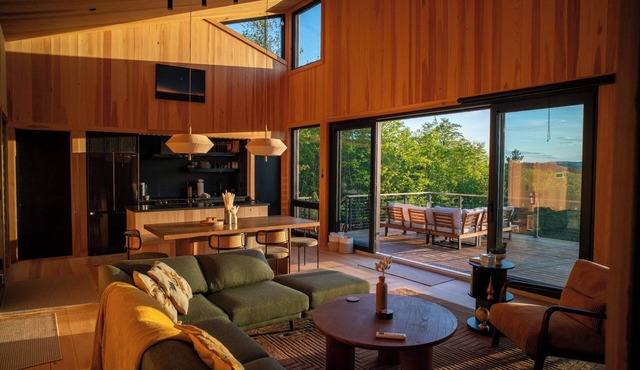 Modern Cabin: Amazing View, Hot Tub, Fireplace, minutes from lakes & hiking