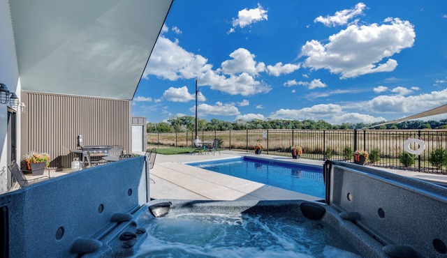 Modern Cabin Near Cheney Lake W Pool and Hot Tub - Holiday Home
