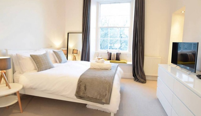 Modern City Centre Flat next to Calton Hill