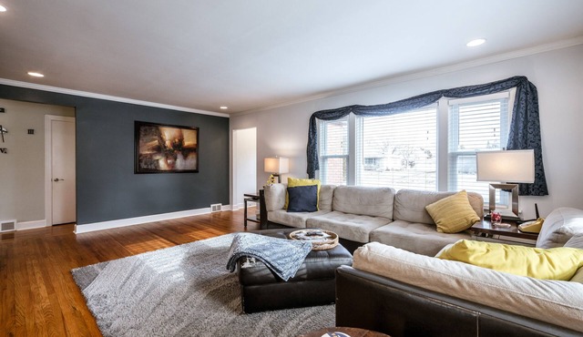 Modern Classic! *Close to Everthing!* Sleeps 10* Expo Center Super Close!