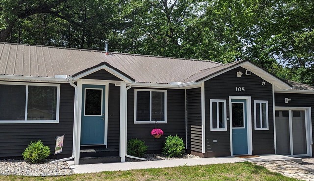 Modern,Clean Cottage, 1 block from the lake and close to town