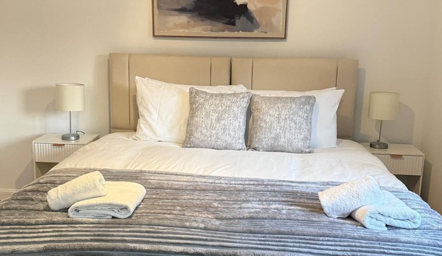 Modern & Comfortable Stay in Patchway, Bristol | Near Cribbs Causeway/Aztec