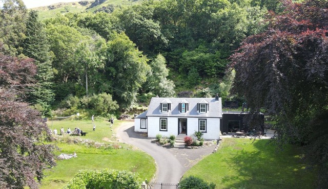 Modern Cottage, big garden, AGA, Loch/Mountain Views. Cinema Room & Log Burner