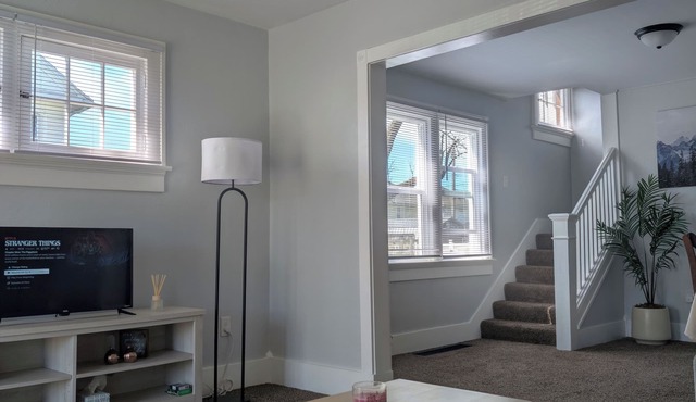 Modern Cozy Home, Free Parking, Near Downtown